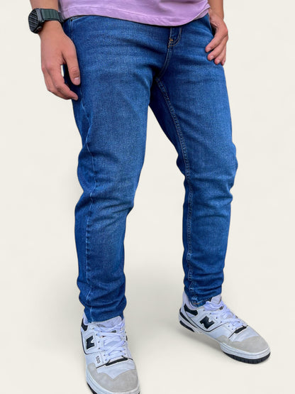 Jean slim hombre tono azul clásico