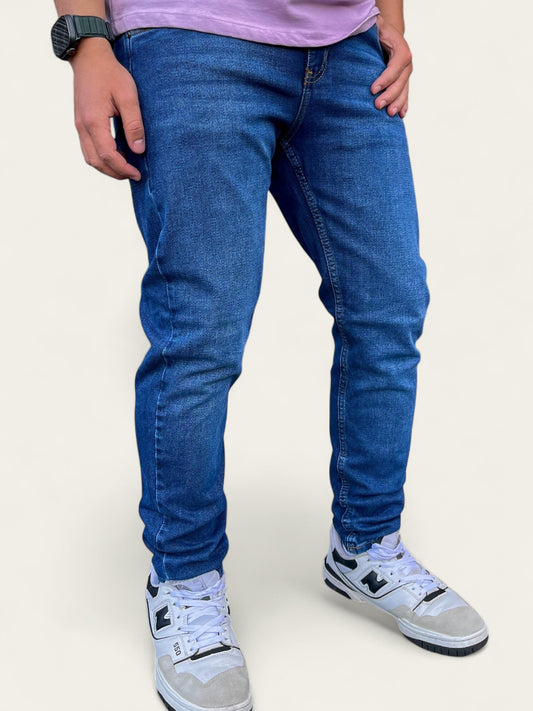 Jean slim hombre tono azul clásico