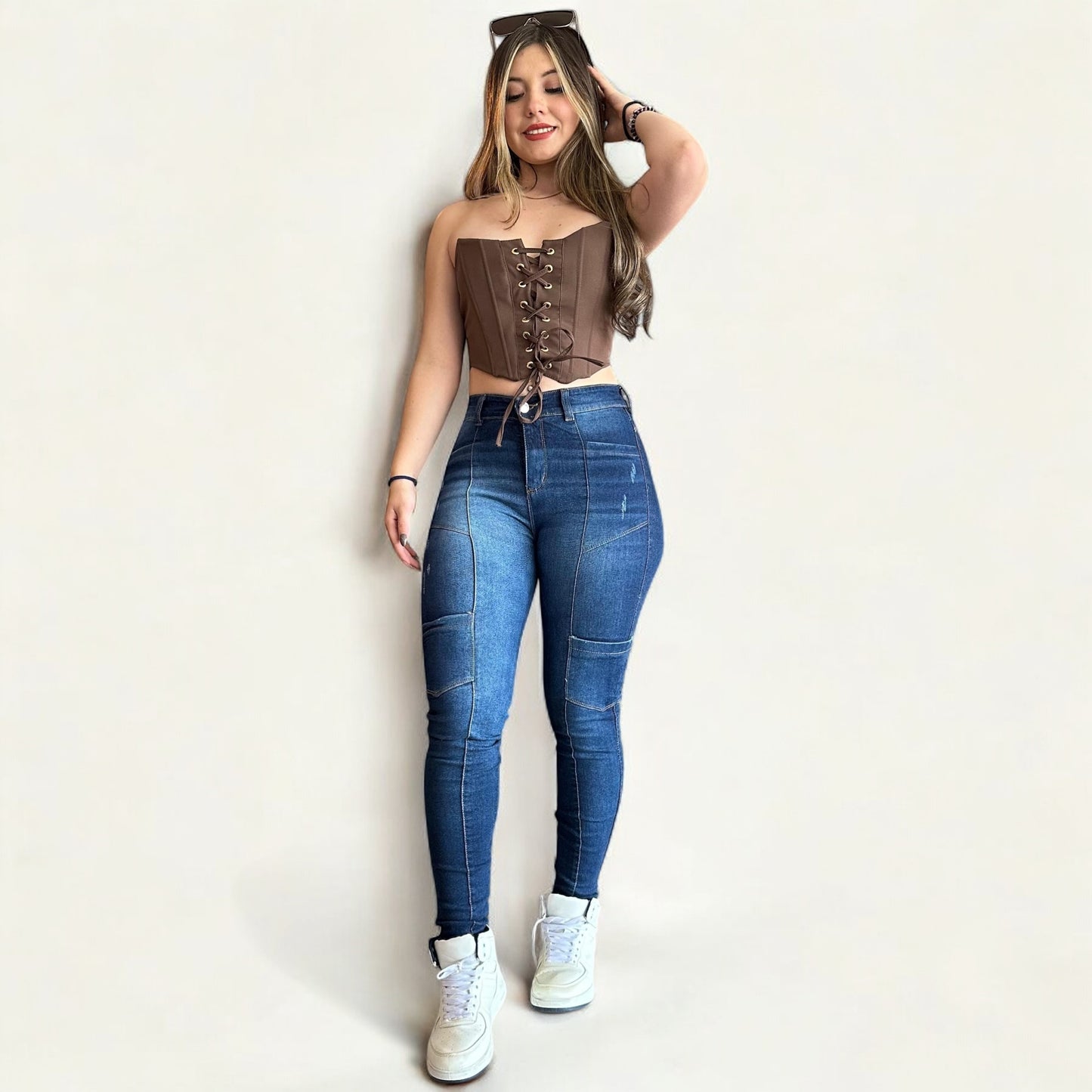 Jean skinny cargo tiro alto levanta cola tono azul oscuro