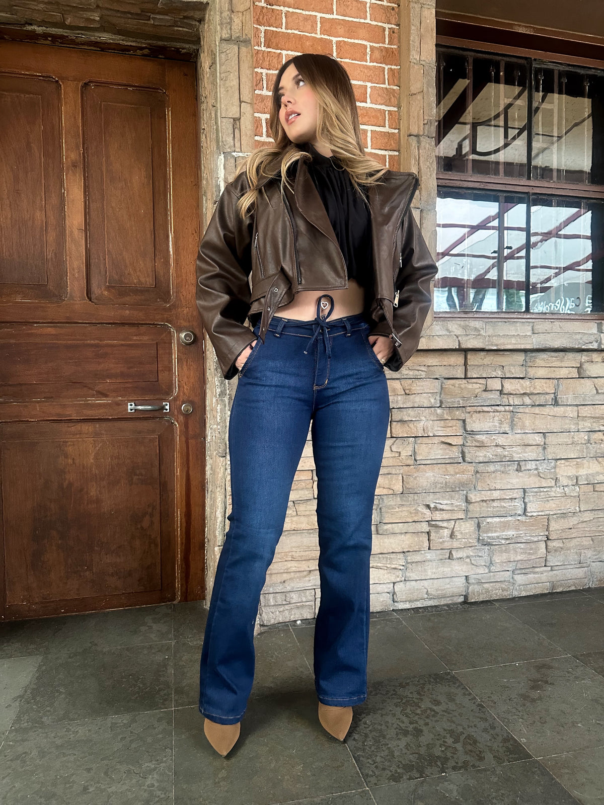 Jean bota recta mujer tiro alto levanta cola azul oscuro con cordón