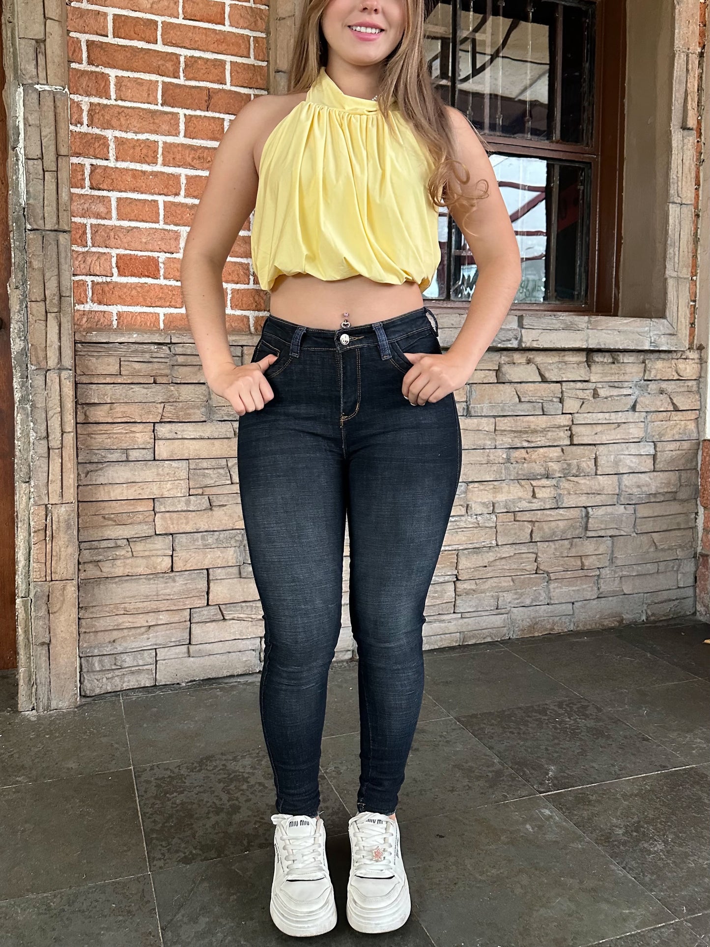 Jean skinny mujer tiro alto levanta cola azul oscuro