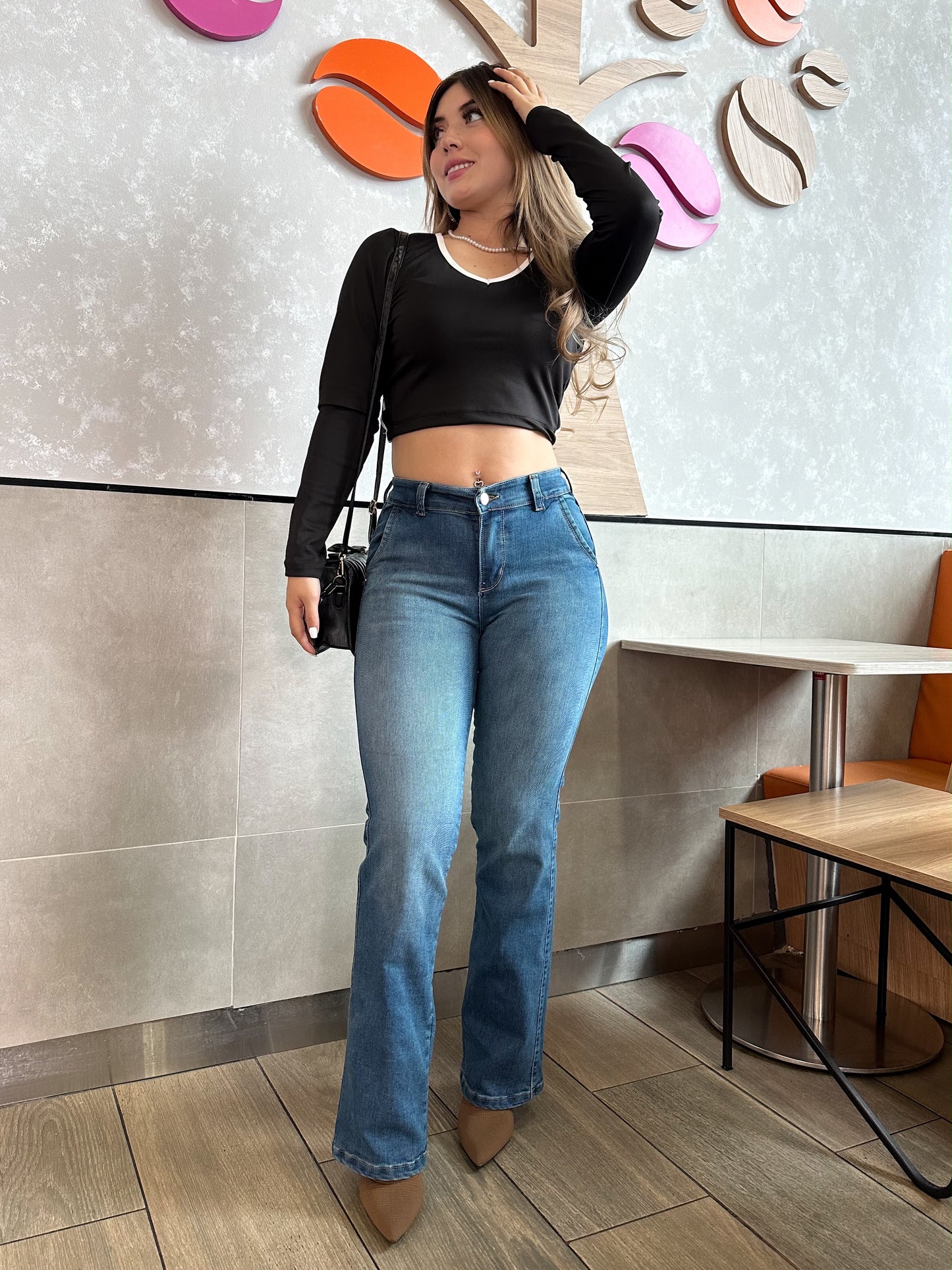 Jean bota recta mujer tiro alto levanta cola tono azul verdoso