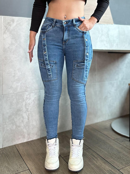 Jean skinny mujer con correas tiro alto levanta cola tono azul medio