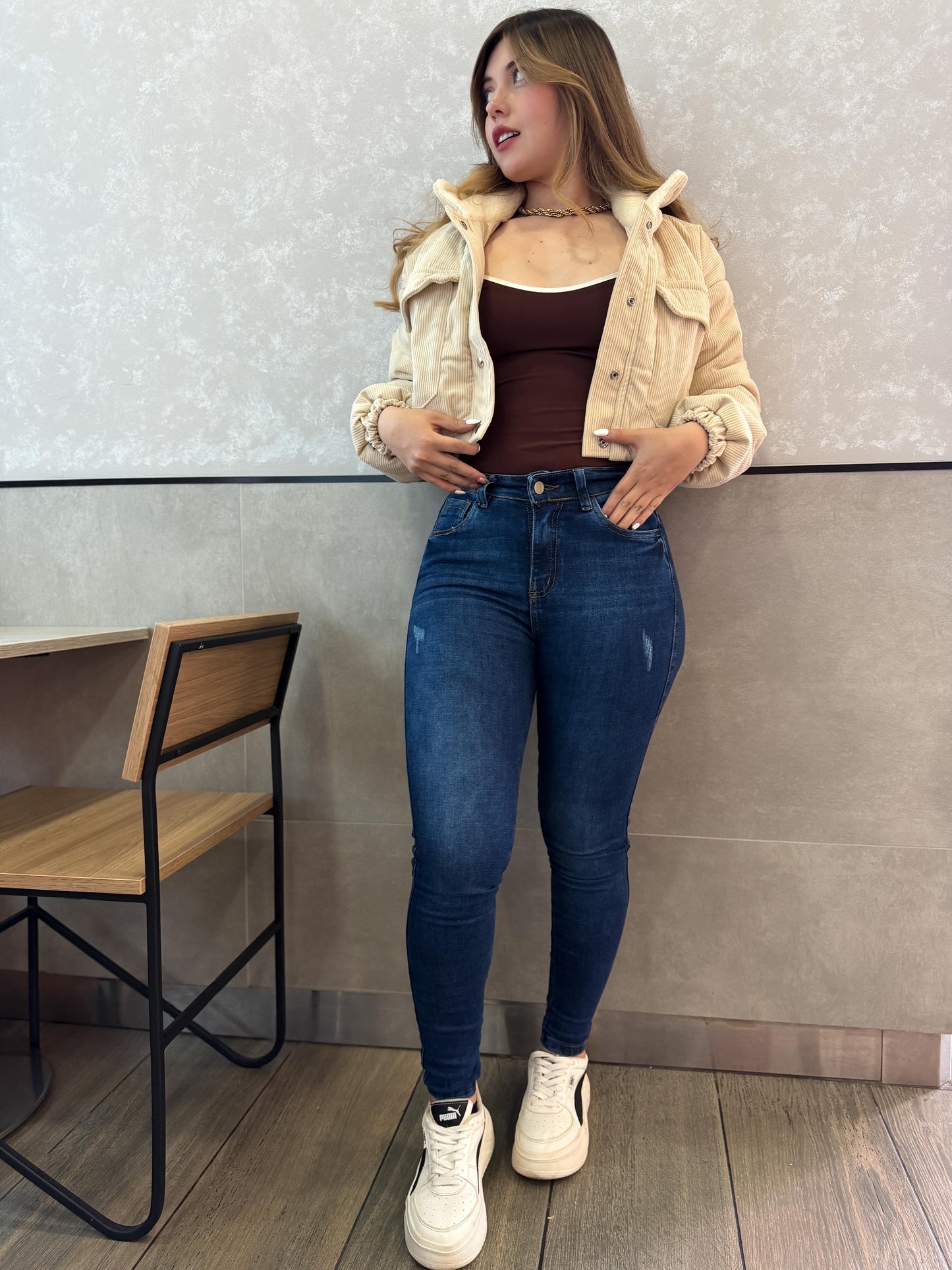 Jean skinny mujer tiro alto levanta cola azul medio