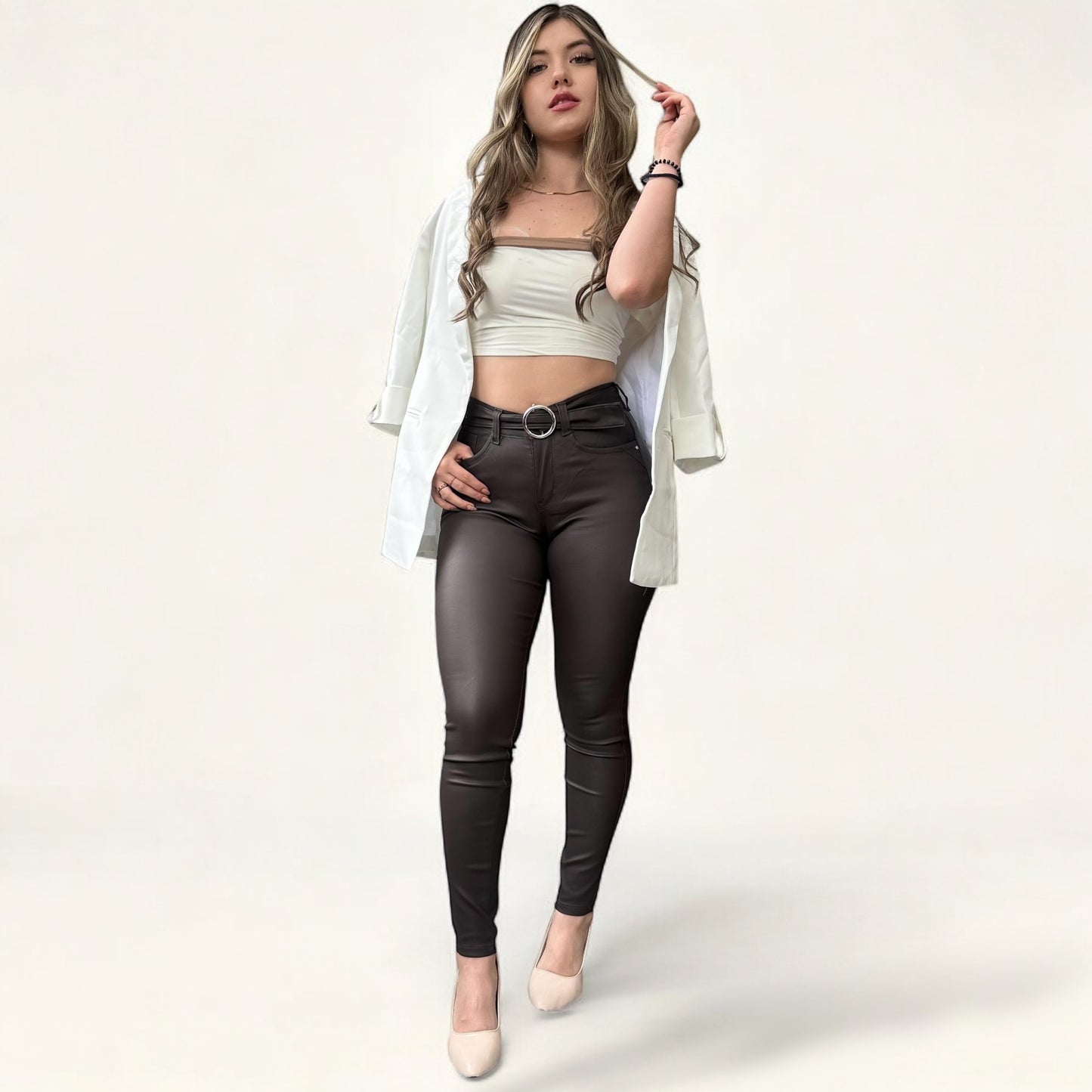 Jean efecto cuero tiro alto strech y levanta cola tono mocca