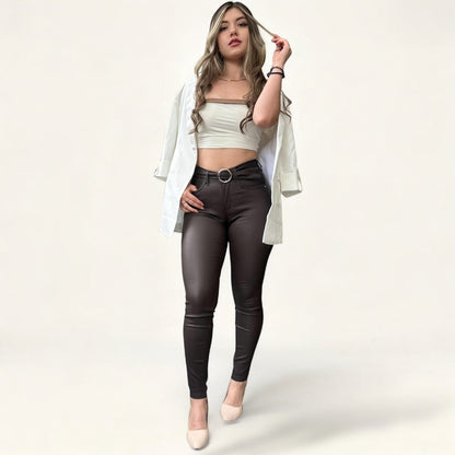 Jean efecto cuero tiro alto strech y levanta cola tono mocca