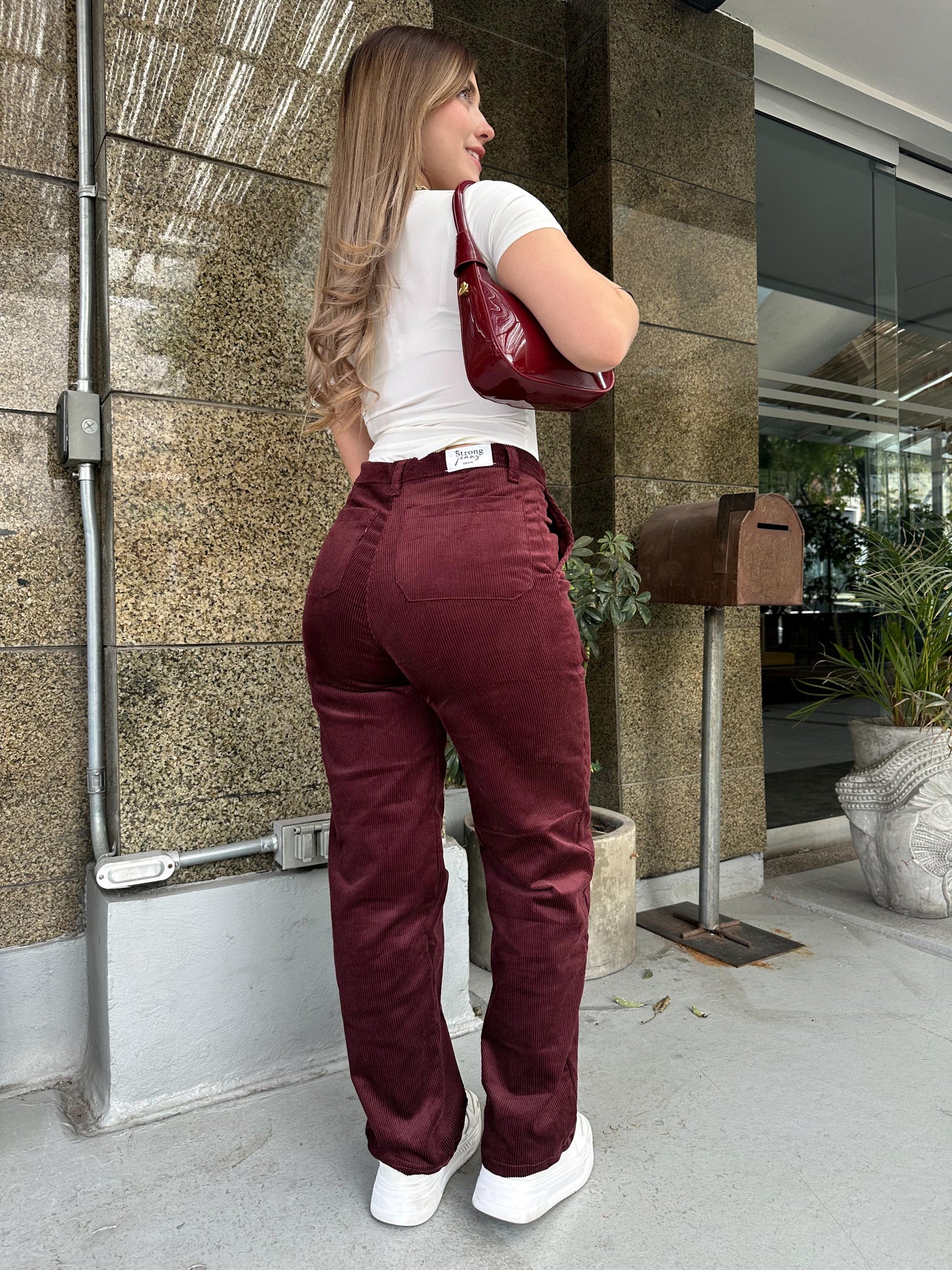 Pantalón en pana para mujer bota recta en tono vinotinto