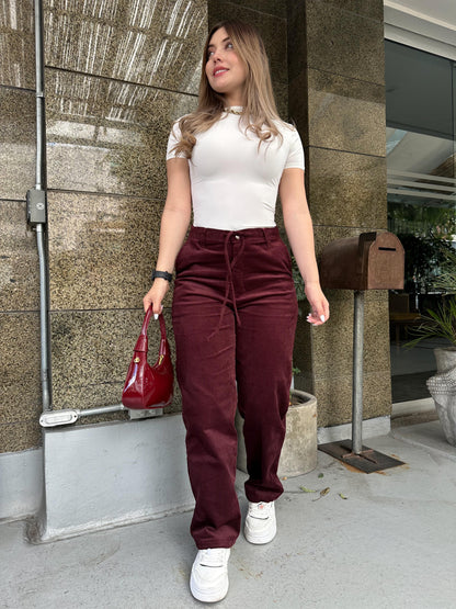 Pantalón en pana para mujer bota recta en tono vinotinto
