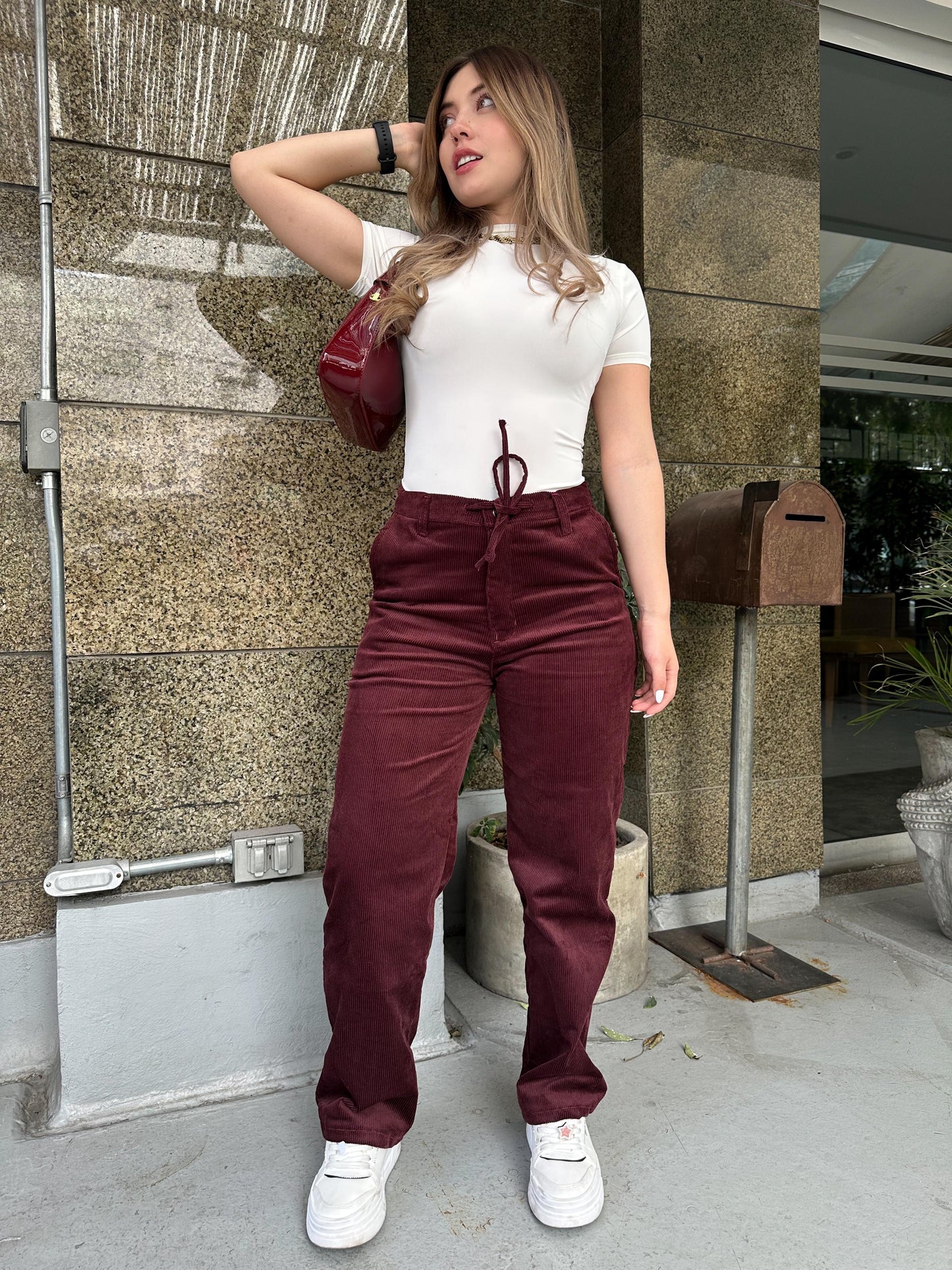 Pantalón en pana para mujer bota recta en tono vinotinto