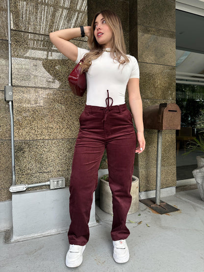 Pantalón en pana para mujer bota recta en tono vinotinto