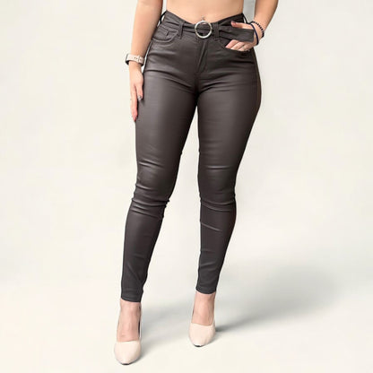 Jean efecto cuero tiro alto strech y levanta cola tono mocca