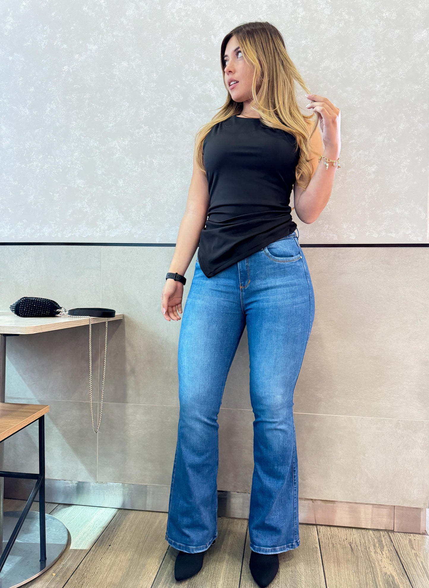 Jean Flare Mujer tiro alto levanta cola tono azul medio
