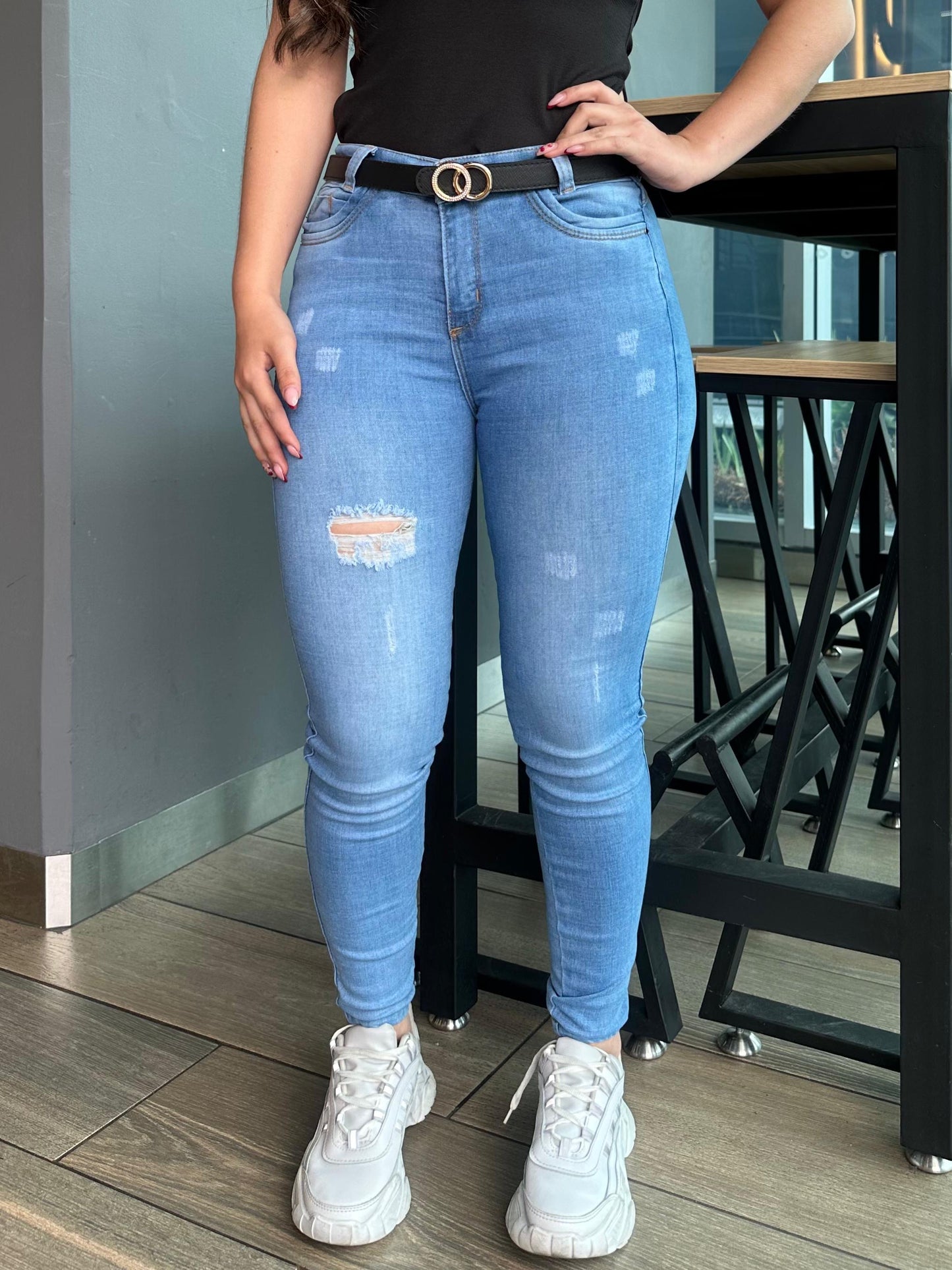 Jean skinny mujer tiro alto levanta cola tono azul claro