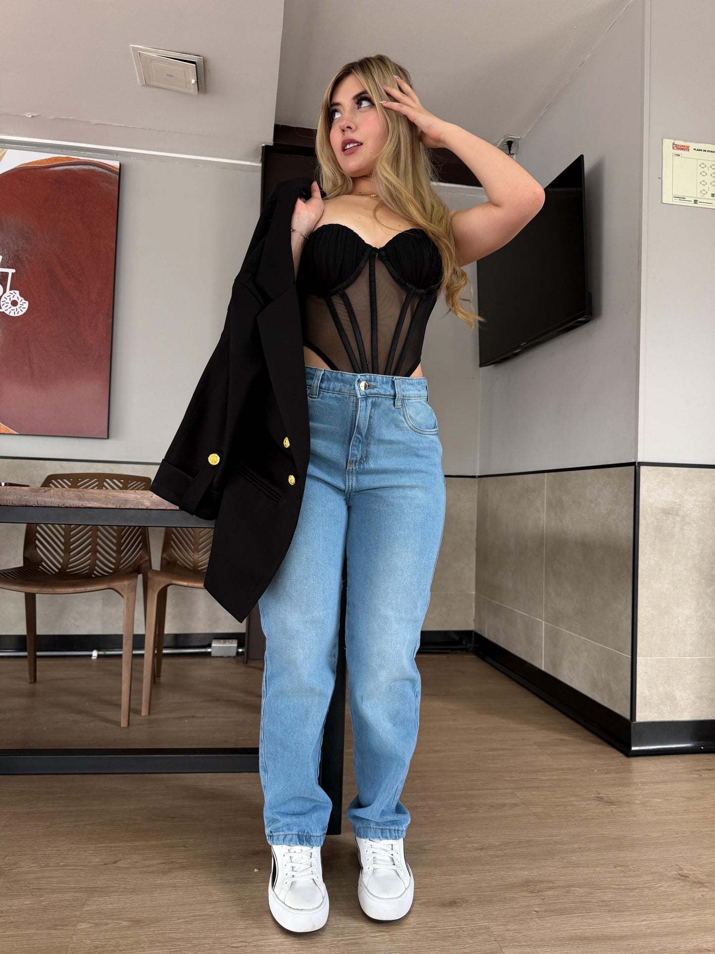 Jean Momfit mujer tono azul claro