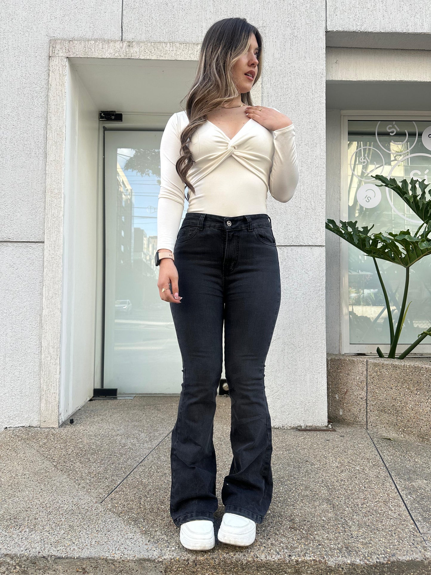 Jean flare mujer tono gris