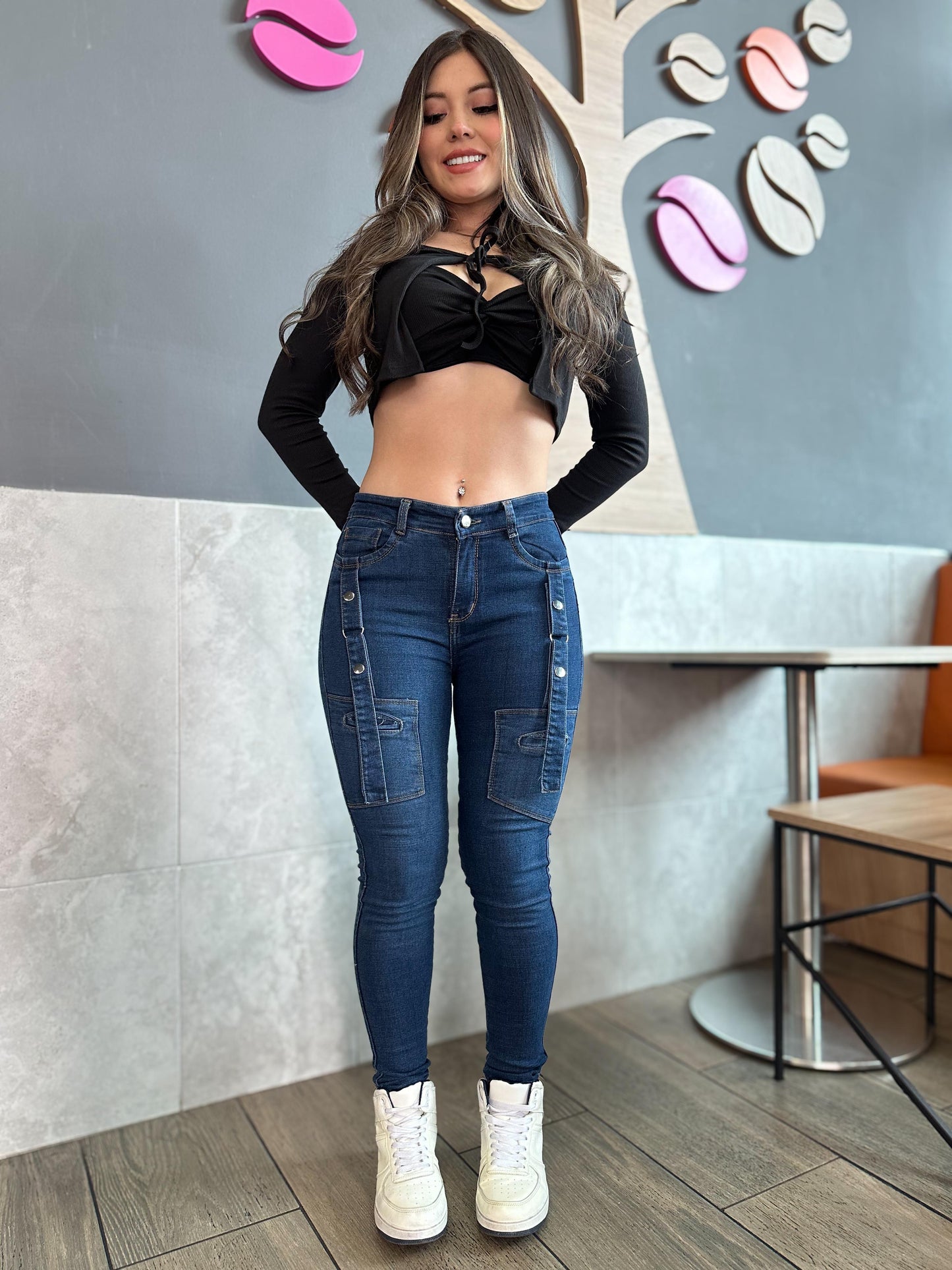 Jean skinny mujer con correas tiro alto levanta cola tono azul oscuro