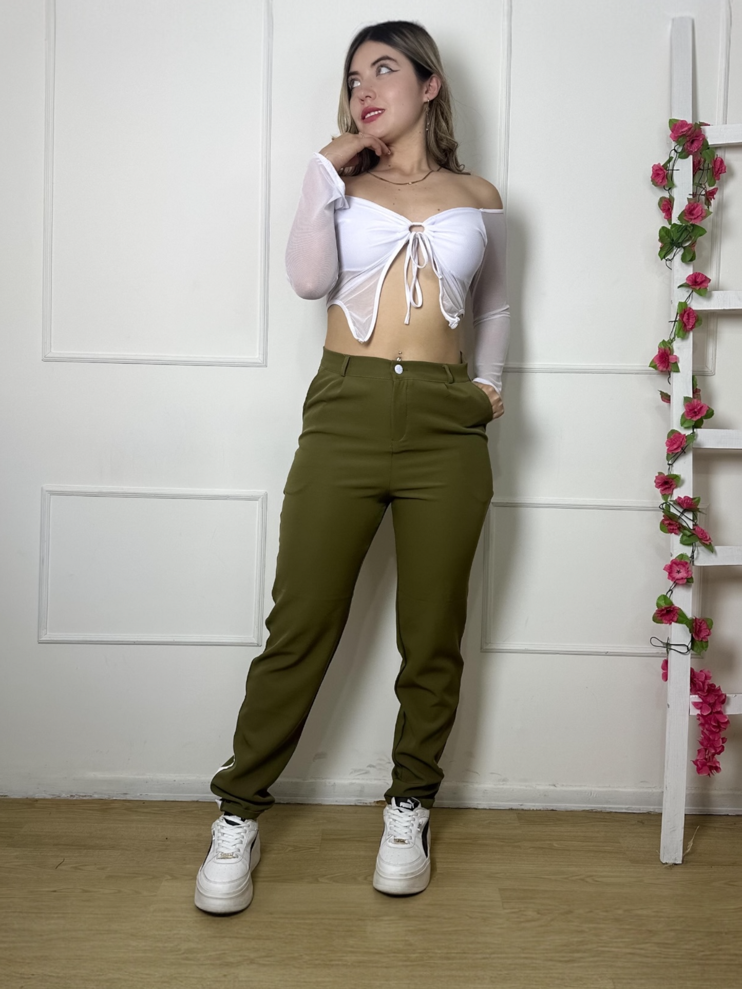 Pantalón liviano mujer tono verde línea lateral