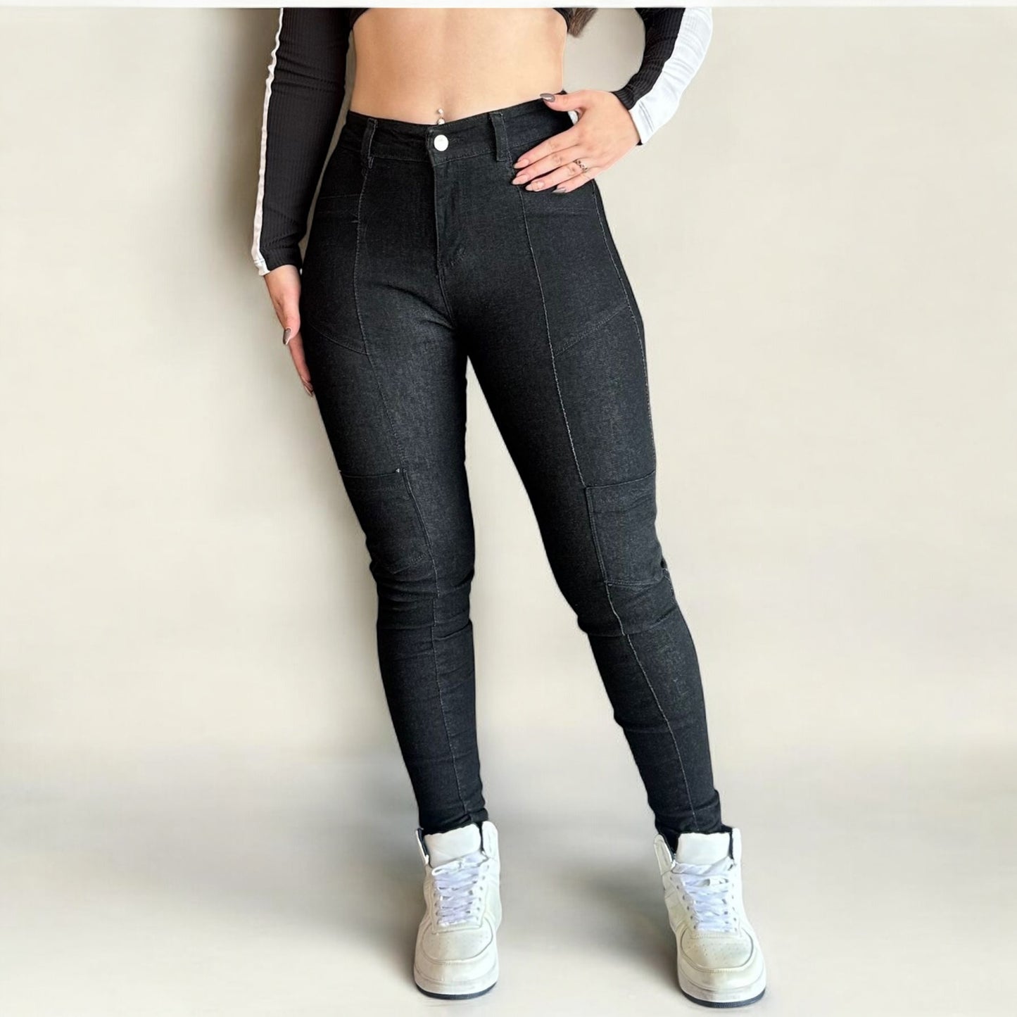 Jean skinny cargo tiro alto levanta cola tono negro