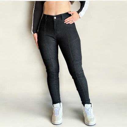 Jean skinny cargo tiro alto levanta cola tono negro