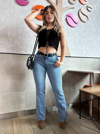 Jean bota recta mujer tiro alto levanta cola tono azul claro