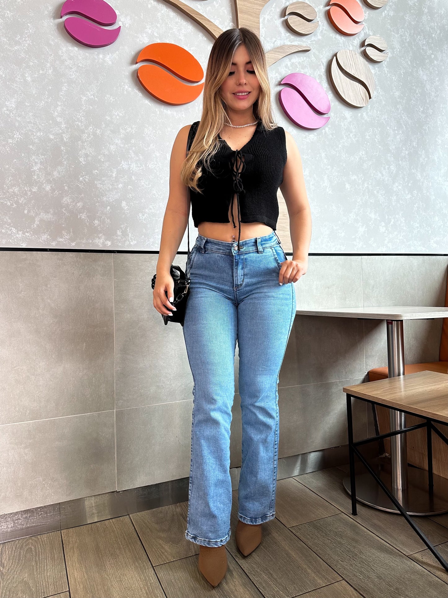 Jean bota recta mujer tiro alto levanta cola tono azul claro