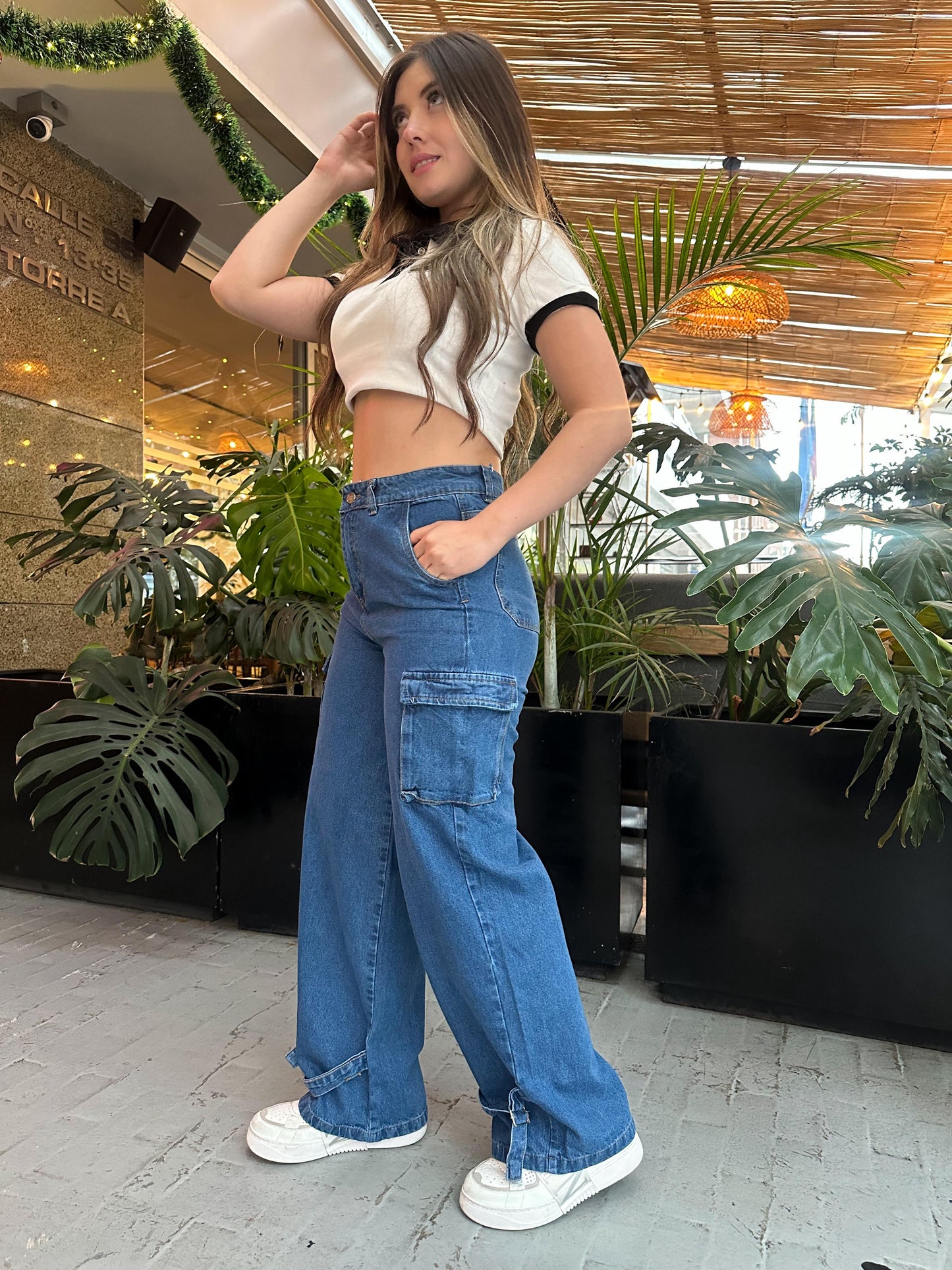 Jean cargo mujer tono azul clásico