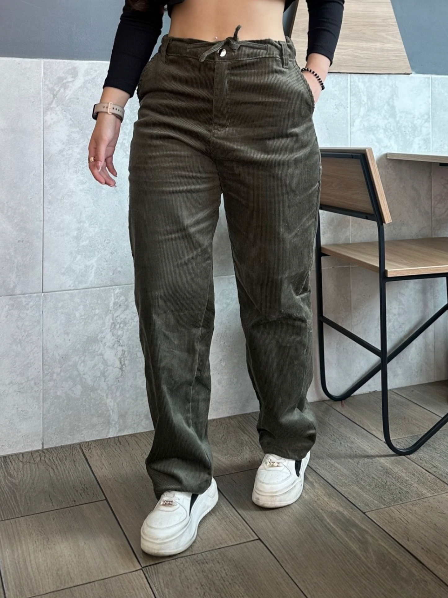 Pantalón en pana para mujer bota recta tono verde