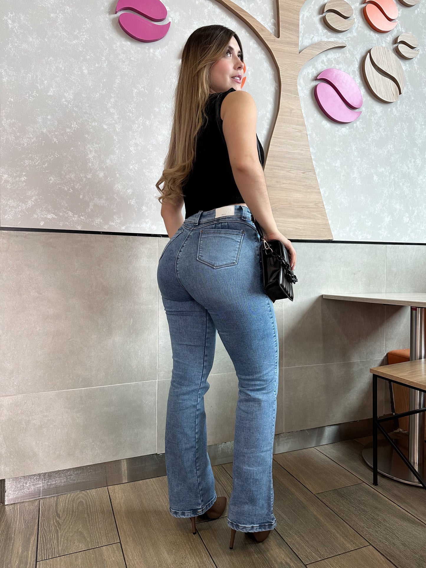 Jean bota recta mujer tiro alto levanta cola tono azul claro