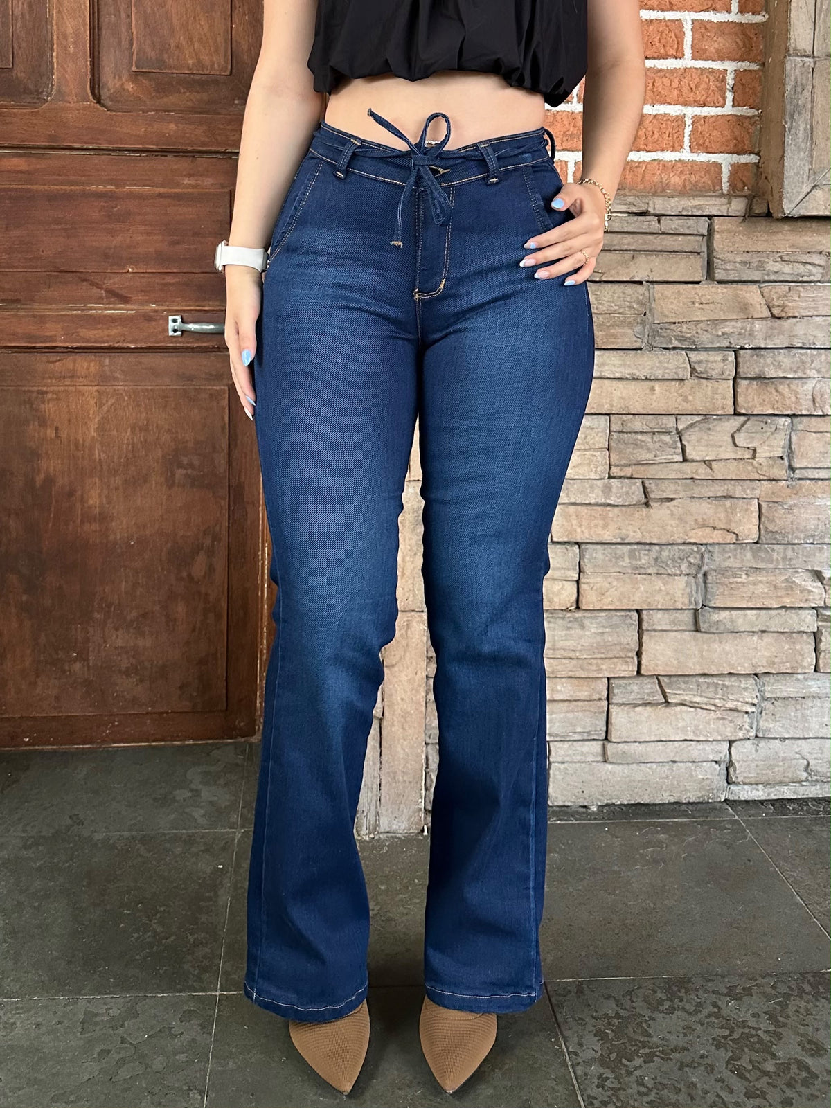 Jean bota recta mujer tiro alto levanta cola azul oscuro con cordón