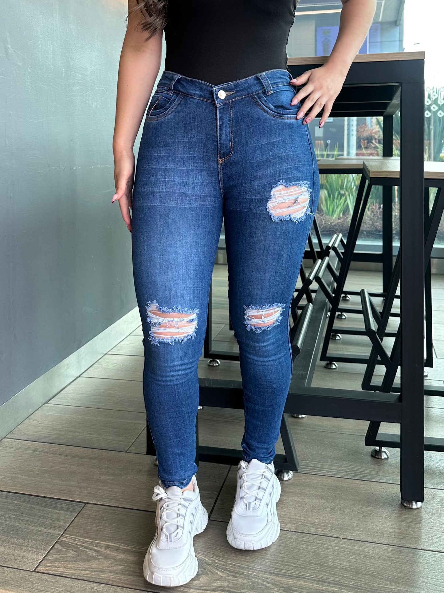 Jean skinny mujer tiro alto levanta cola tono azul oscuro con rotos