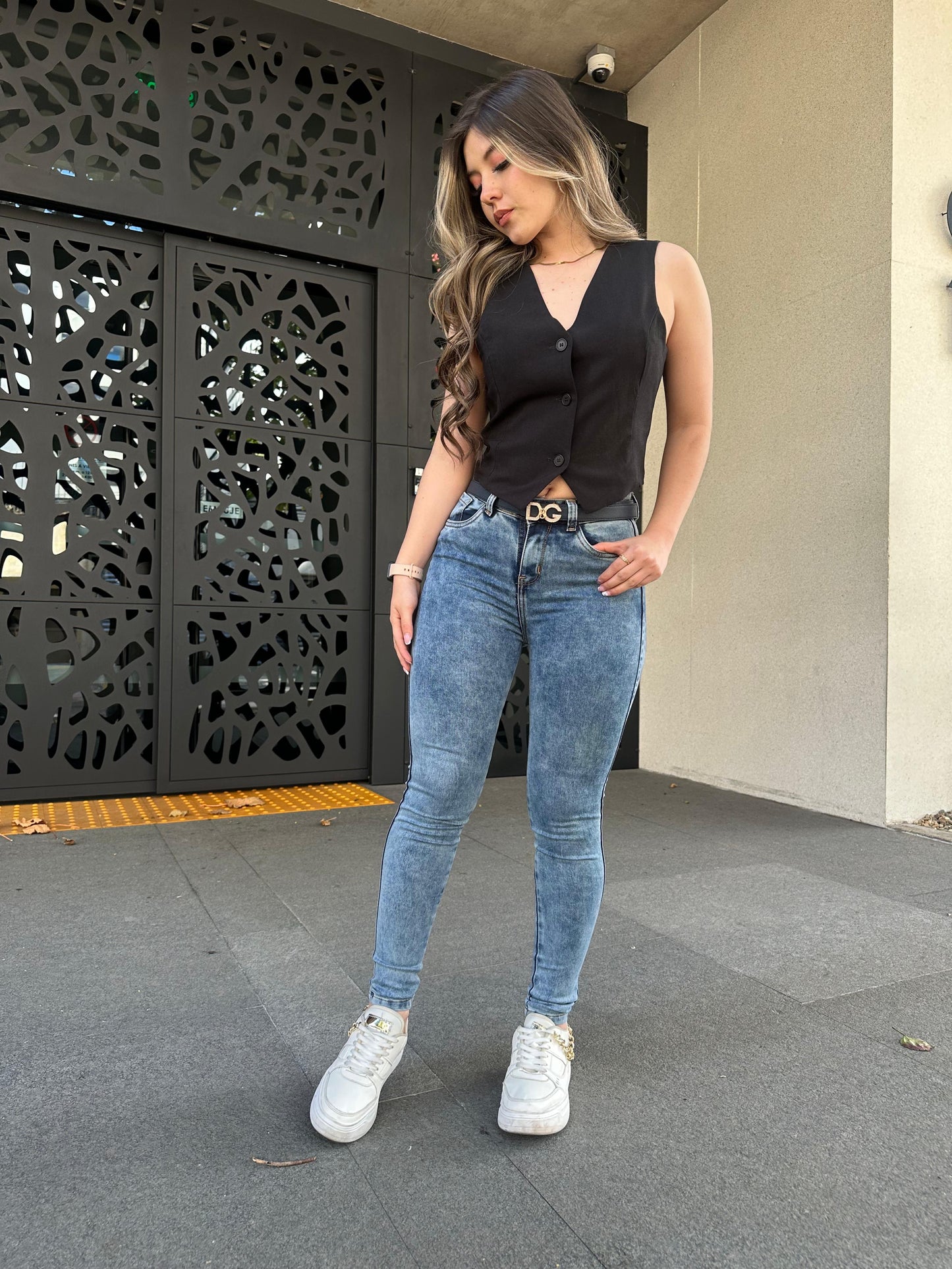 Jean skinny mujer tiro alto levanta cola tono azul frosteado