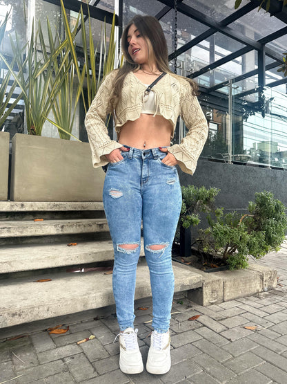 Jean skinny mujer tiro alto levanta cola azul claro roto rodilla