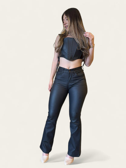 Jean Flare mujer efecto cuero tono negro
