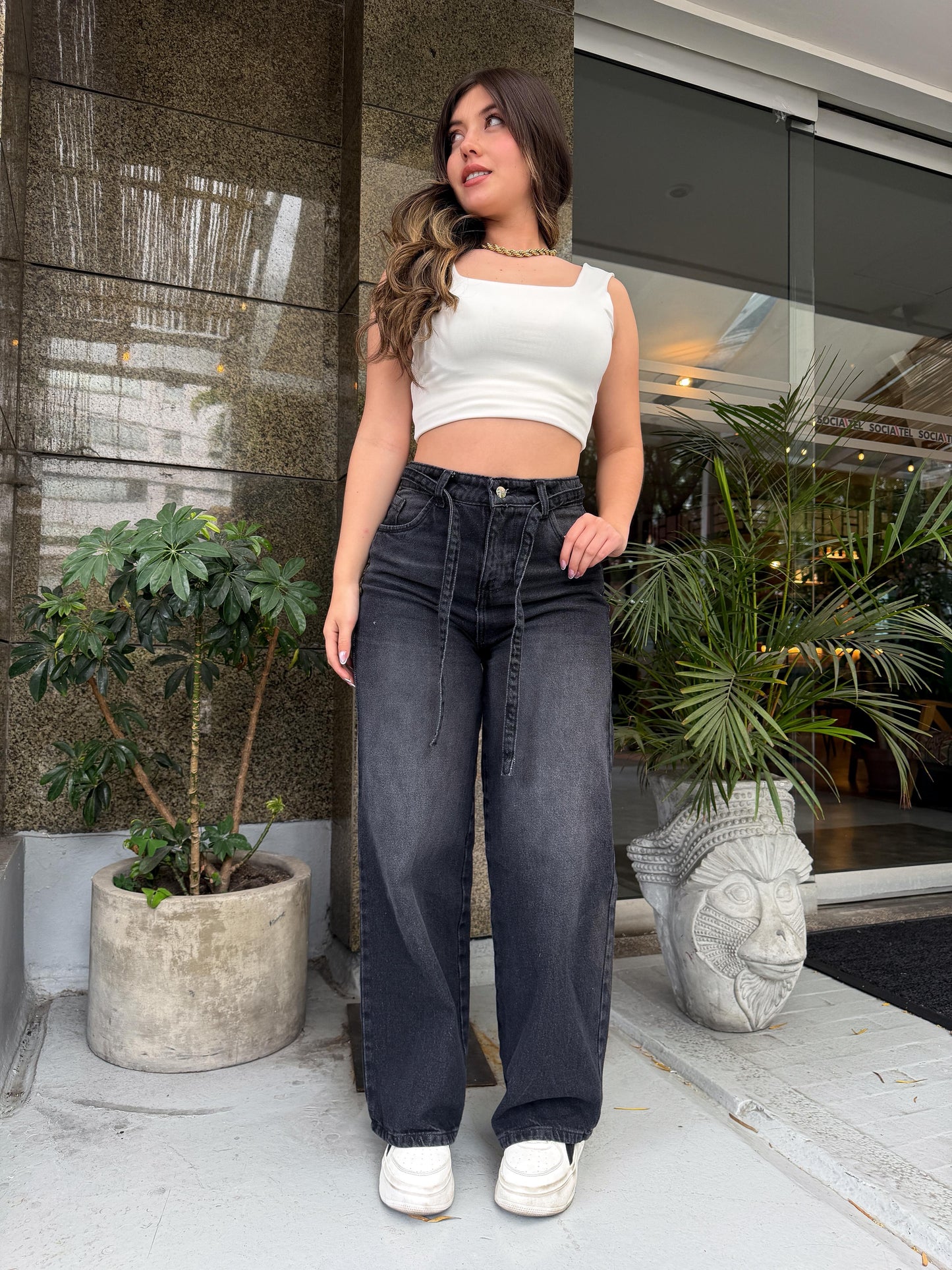 Jean wide leg mujer tono gris con correa