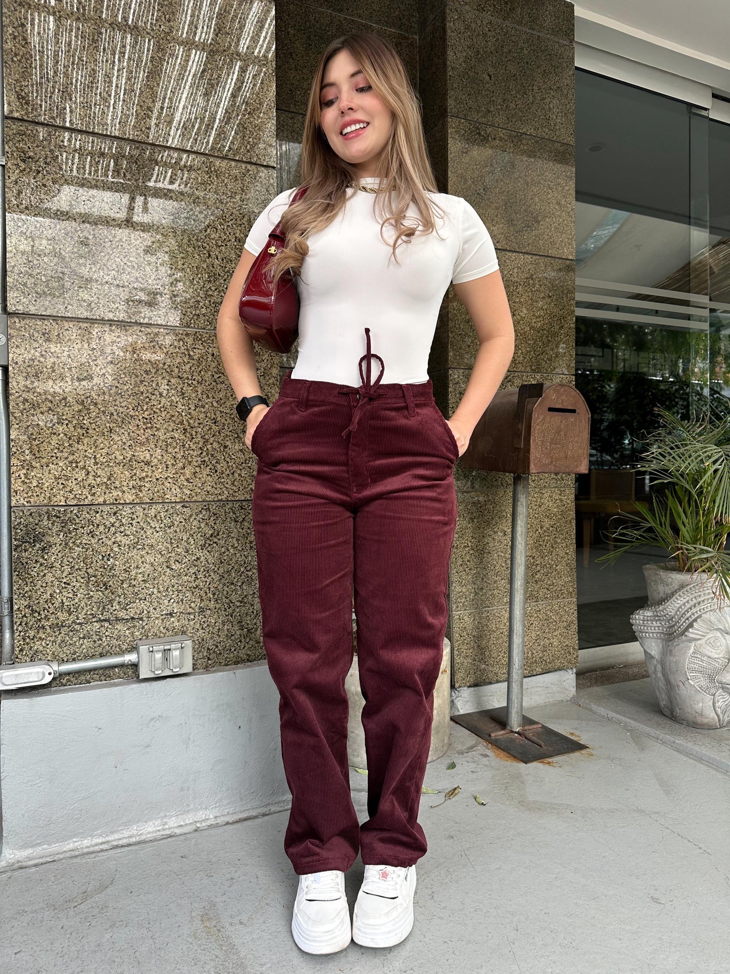 Pantalón en pana para mujer bota recta en tono vinotinto