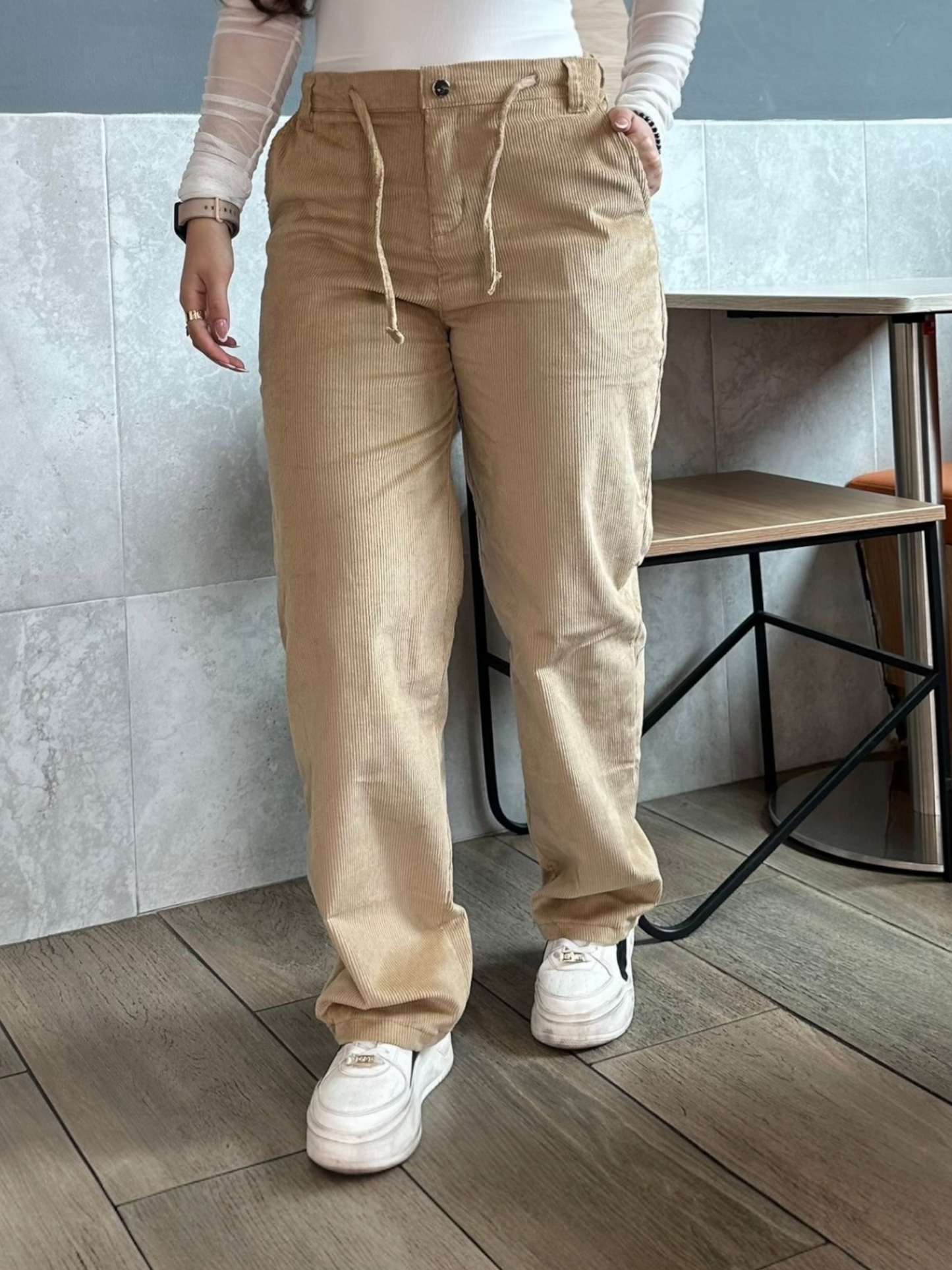 Pantalón en pana para mujer bota recta en tono beige