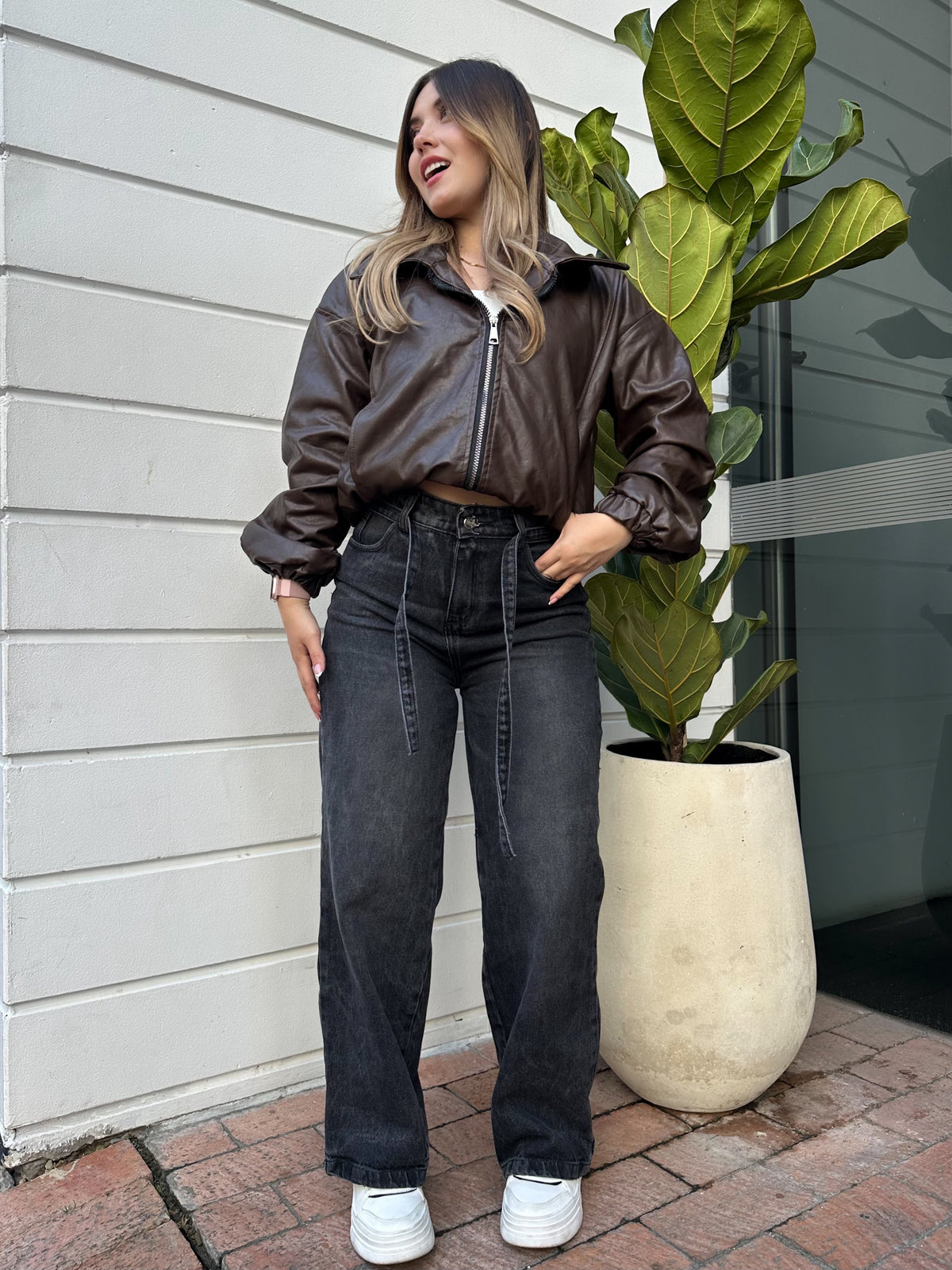 Jean wide leg mujer con correa tono gris