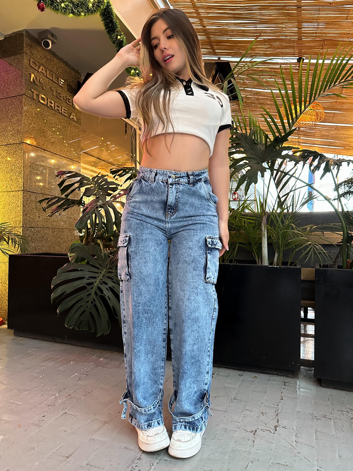 Jean cargo mujer tono azul frosteado