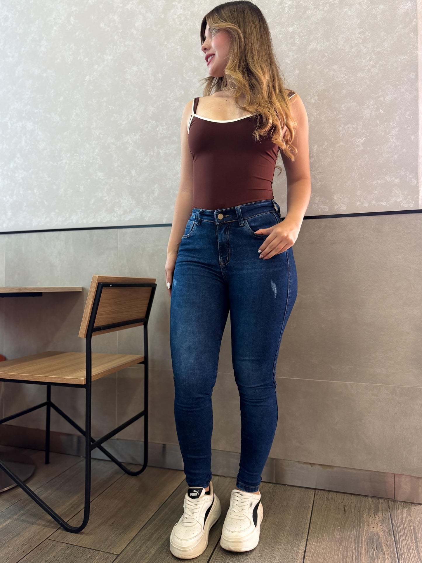 Jean skinny mujer tiro alto levanta cola azul medio