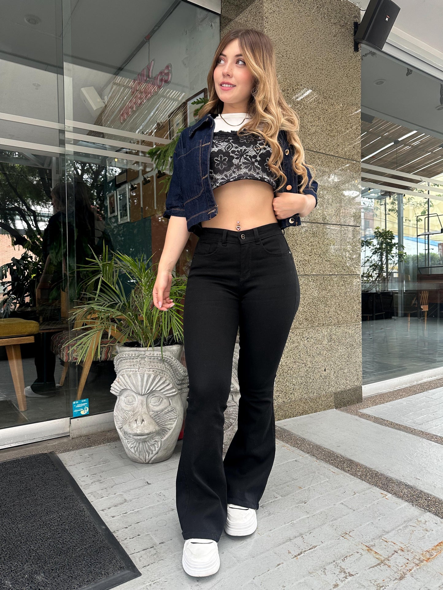 Jean Flare Mujer tiro alto levanta cola tono azul tono negro