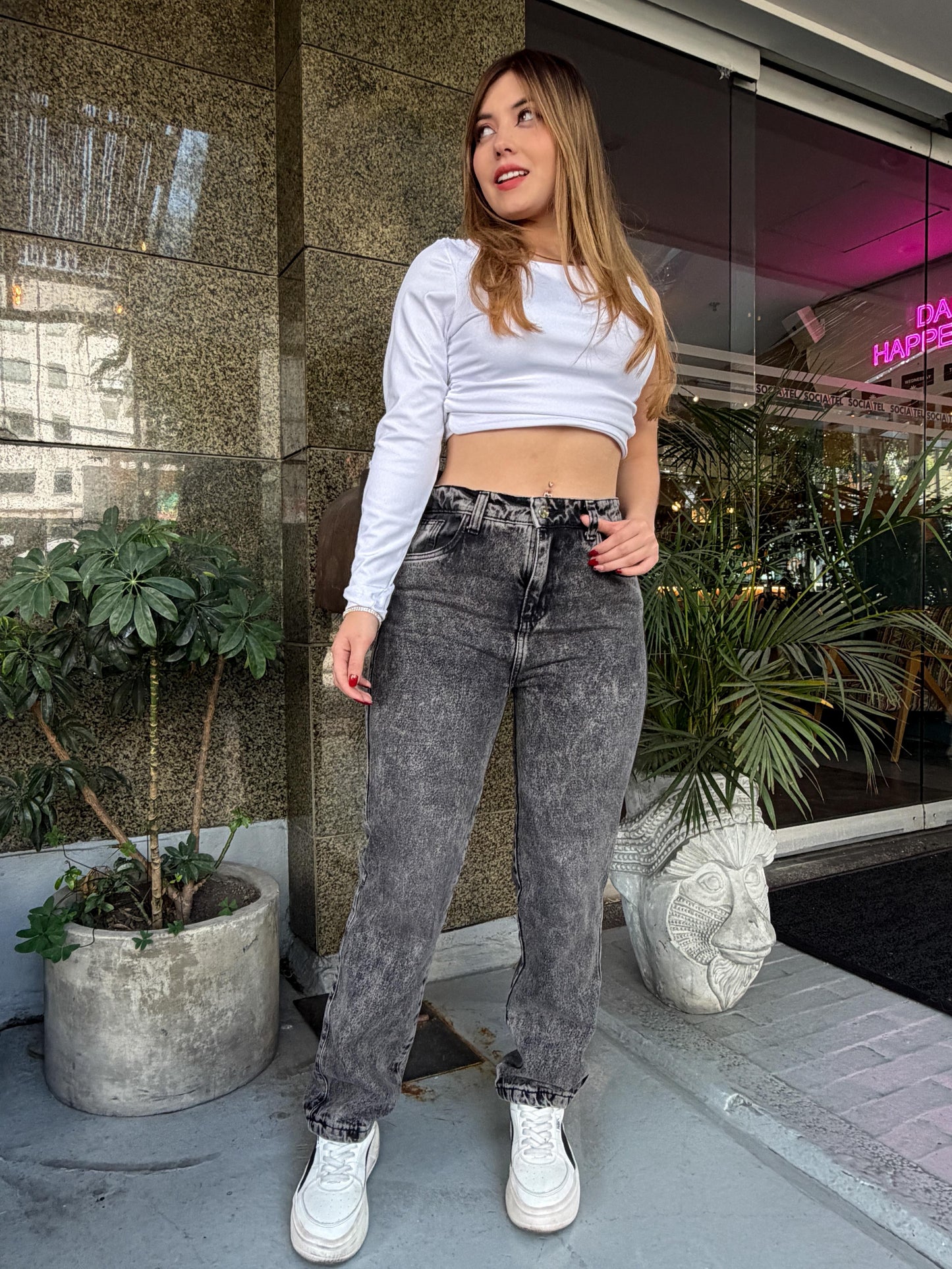 Jean mom fit mujer tono Gris
