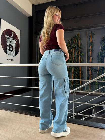Jean cargo mujer tono azul claro con ajuste cintura