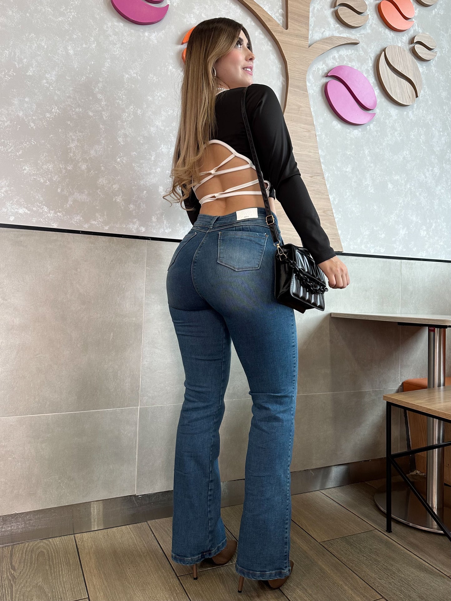 Jean bota recta mujer tiro alto levanta cola tono azul verdoso