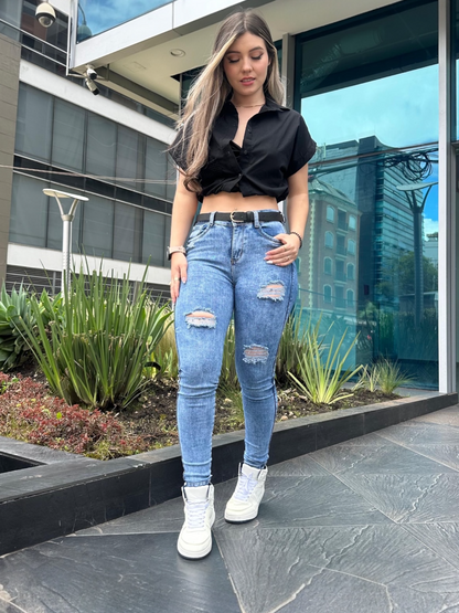 Jean skinny tiro alto levanta cola tono azul claro con rotos