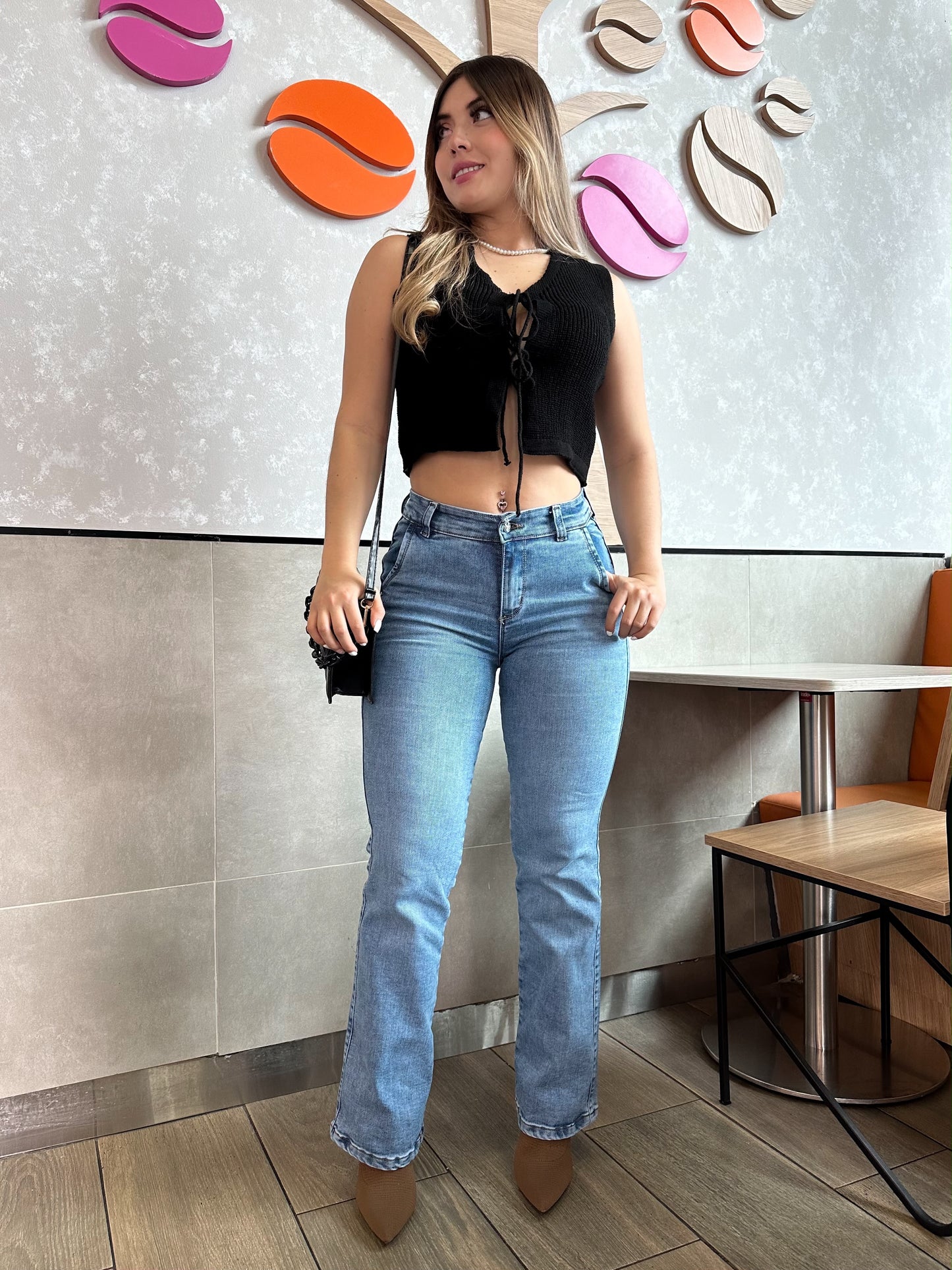 Jean bota recta mujer tiro alto levanta cola tono azul claro