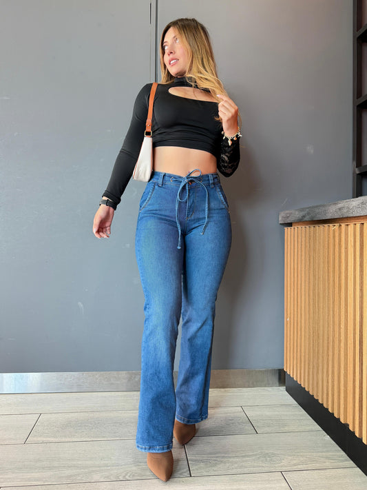 Jean bota recta con cordón mujer tiro alto levanta cola tono azul medio