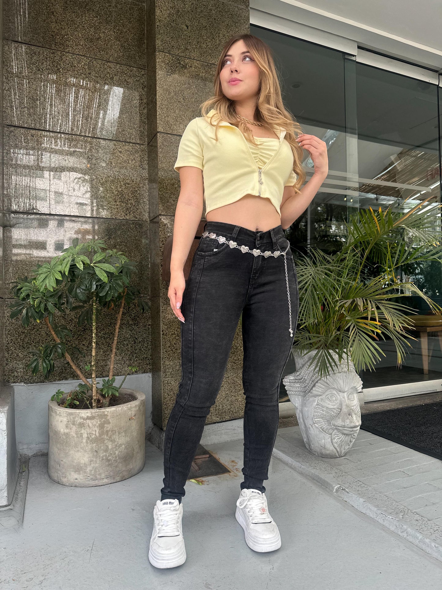 Jean skinny mujer tiro alto levanta cola gris doble costura
