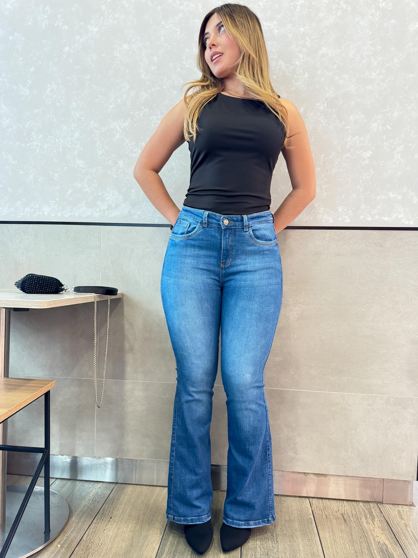 Jean Flare Mujer tiro alto levanta cola tono azul medio