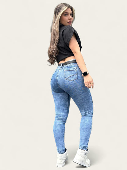 Jean skinny tiro alto levanta cola tono azul claro con rotos