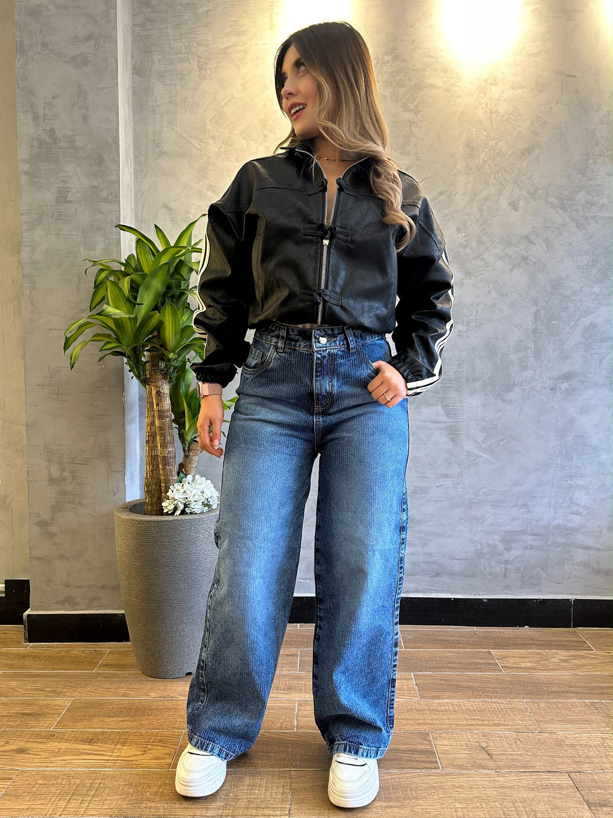 Jean wide leg mujer tela bordada diseño líneas azul medio